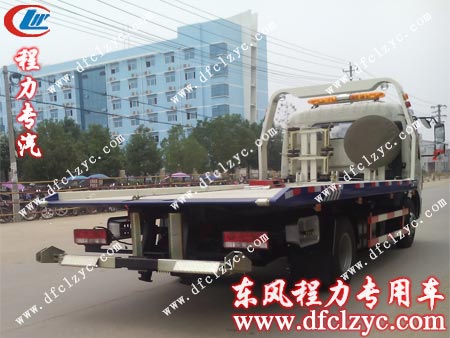 行驶中的湖北程力东风多利卡一拖二清障车