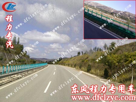湖北程力东风145洒水车行驶在高速公路上