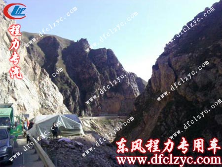 湖北程力东风145洒水车翻山越岭