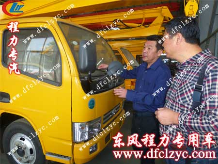客户正在查看东风小霸王高空作业车