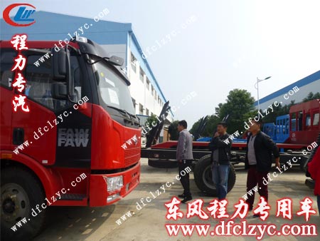 用户来到解放平板运输车现车停车区