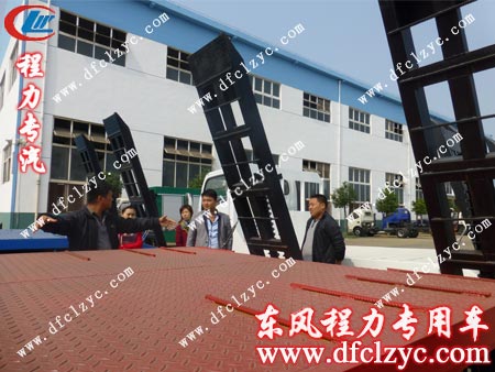 李先生正在与朋友讨论平板运输车
