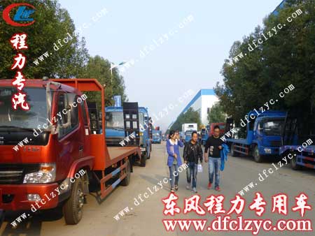 湖北程力销售经理与客户愉快的走出厂内