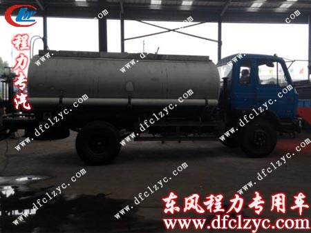 刚刚上装完毕的东风145运水车
