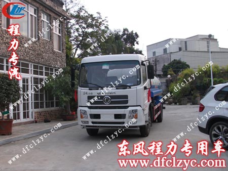 到达陈先生所在的该辆东风天锦洒水车