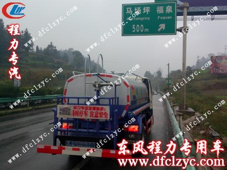 进入福泉的东风锐铃洒水车