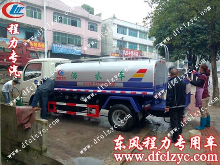 正在进行清洗的东风锐玲洒水车