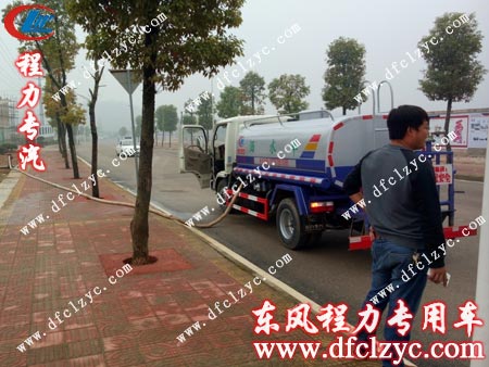 正在试水验车的东风锐铃洒水车
