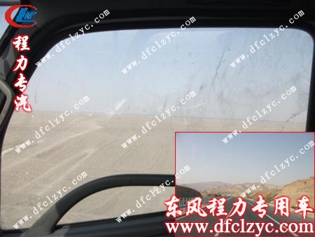 窗外黄沙弥漫，湖北程力司机默默前行