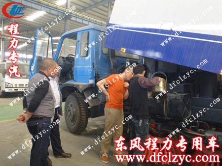 王兴松为东风145扫路车加油准备试车