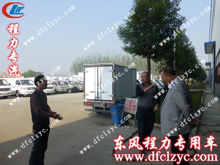 湖北程力员工王兴松为客户讲解扫路车的各种工作原理