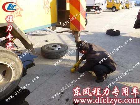 东风小霸王高空作业车更换后液压支腿磨损的油封、油管