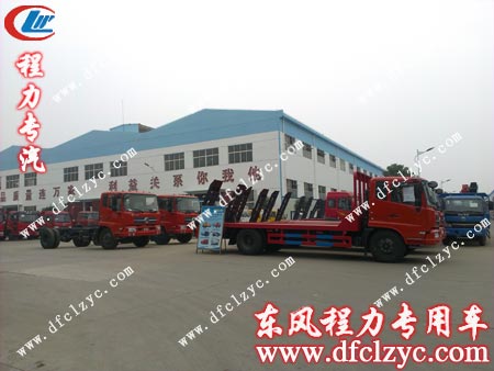 湖北程力车间门口整齐排列的挖机平板运输车