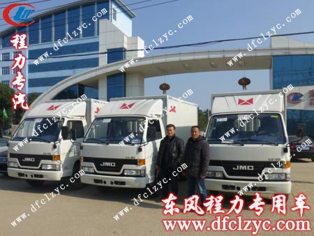 首批前往青海玉树的三辆江铃厢式车