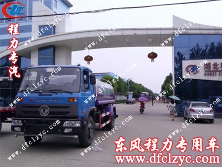 该辆东风145洒水车出发前在公司门口留影