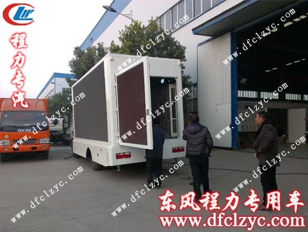陈先生观看湖北程力东风多利卡LED广告宣传车