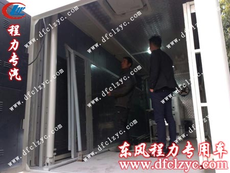 陈先生在湖北程力集团生产车间外车内查看车辆内部构造
