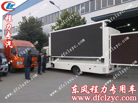 广告宣传车生产车间师傅为陈先生展示该车操作
