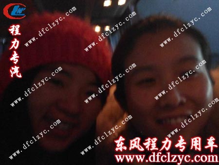湖北程力员工坐在去往尧山滑雪乐园的大巴上