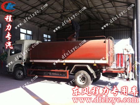 湖北程力洒水车最后一道上漆工艺