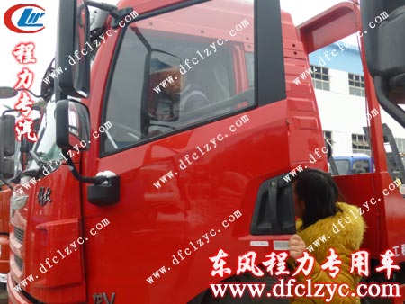 张先生看中了这辆解放龙V的平板车