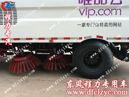 喷有唯品会标识的东风天锦扫路车