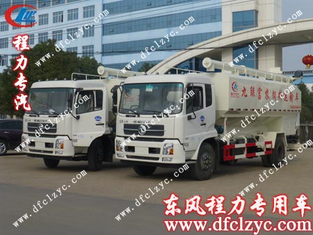 两辆即将出厂的东风天锦散装饲料运输车