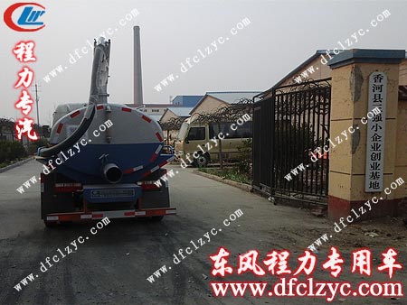 湖北程力东风多利卡吸粪车到达用户所在地