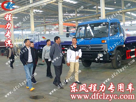 湖北程力公司销售部马主管带领客户参观车间