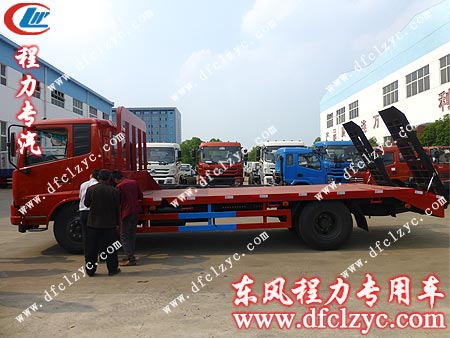 湖北程力公司生产的东风天锦平板运输车