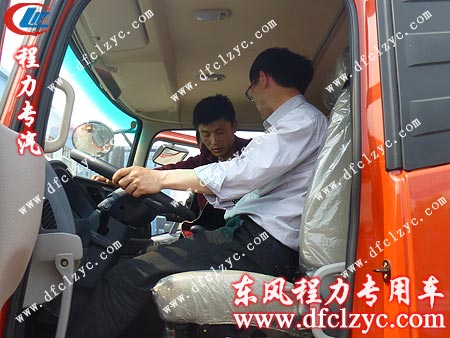 曹总亲自试驾东风天锦平板运输车