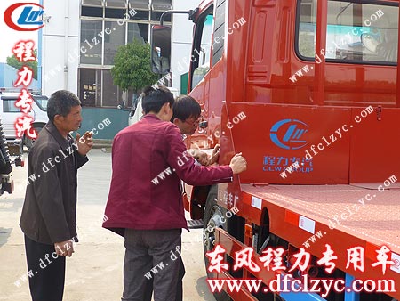 湖北程力公司李师傅为客户讲解东风天锦平板运输车的操作