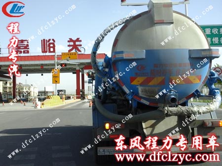经过沙尘暴后的东风153吸污车 经过沙尘暴后的东风153吸污车
