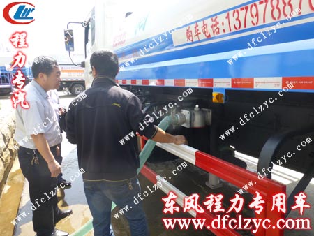 客户正认真听司机的讲解