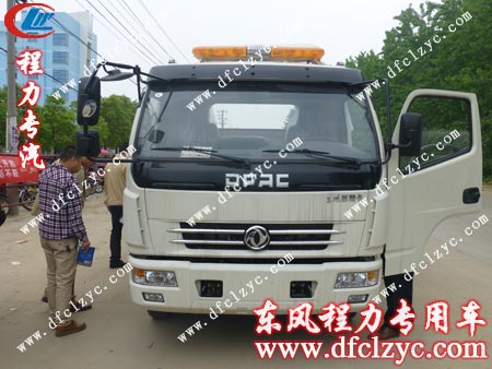 客户详细查看清障车的外形、配置