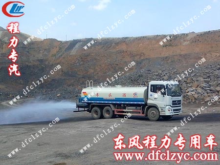 东风天龙后双桥洒水车试水效果图