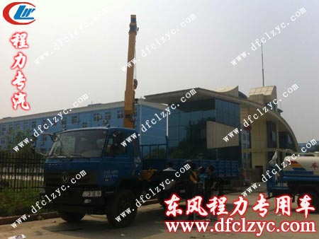 司机正在演示随车吊的吊机