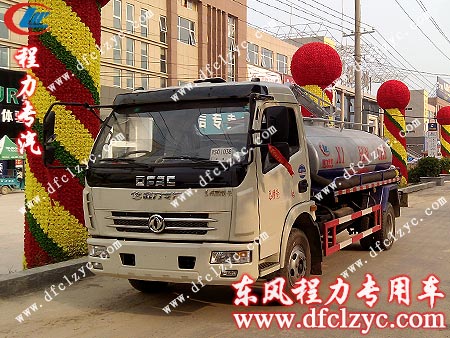 东风多利卡吸粪车途经河南省兰考县