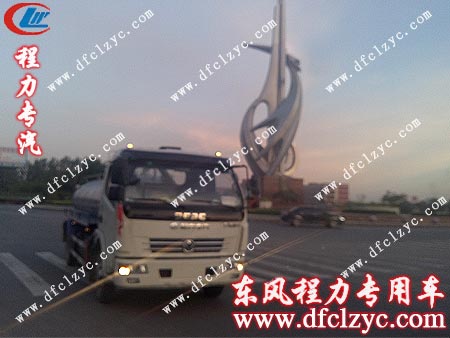 东风多利卡吸粪车到达河北衡水境内