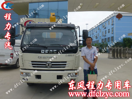 东风多利卡随车起重运输车出厂