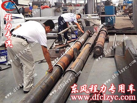 客户测量湖北程力散装饲料运输车的绞龙