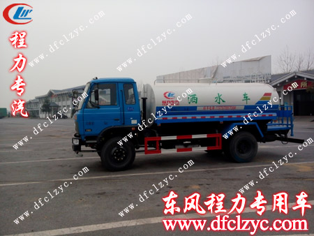东风145绿化洒水车送车师傅中途在高速服务站休息