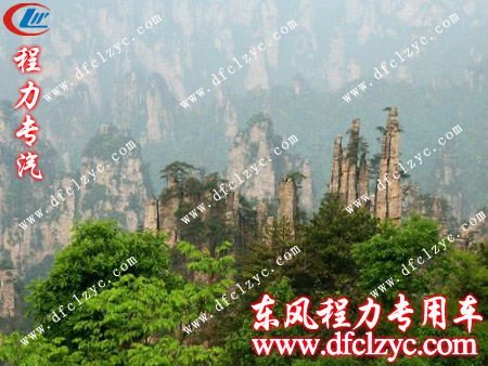 东风145绿化洒水车观光着沿途风景