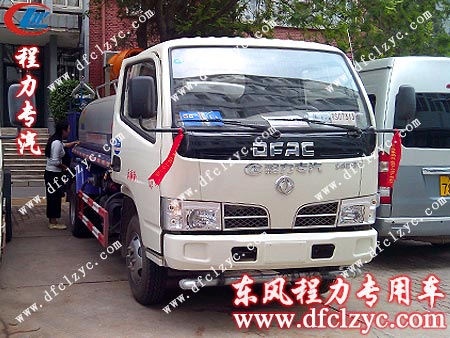 用户对我湖北程力东风小多利卡多功能喷药车和福田挂桶式垃圾车进行验收