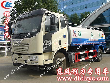 解放J6洒水车在程力公司大门口整装待发