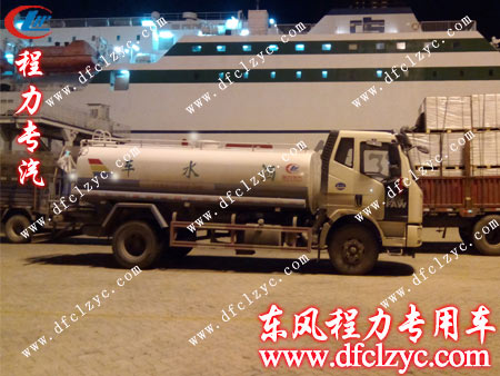 解放J6洒水车到达大连港
