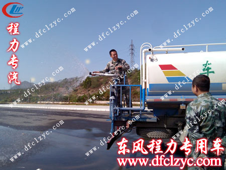 用户正在验收解放J6洒水车