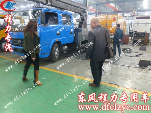 王先生一行到车间看车图