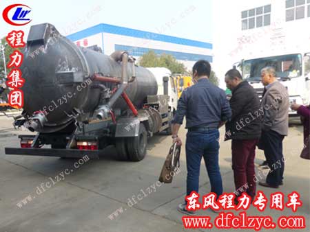 湖北程力清洗吸污两用车吸引了高先生的目光