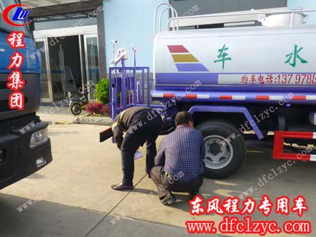 湖北程力集团质检部工作人员正在检验车辆及合格证